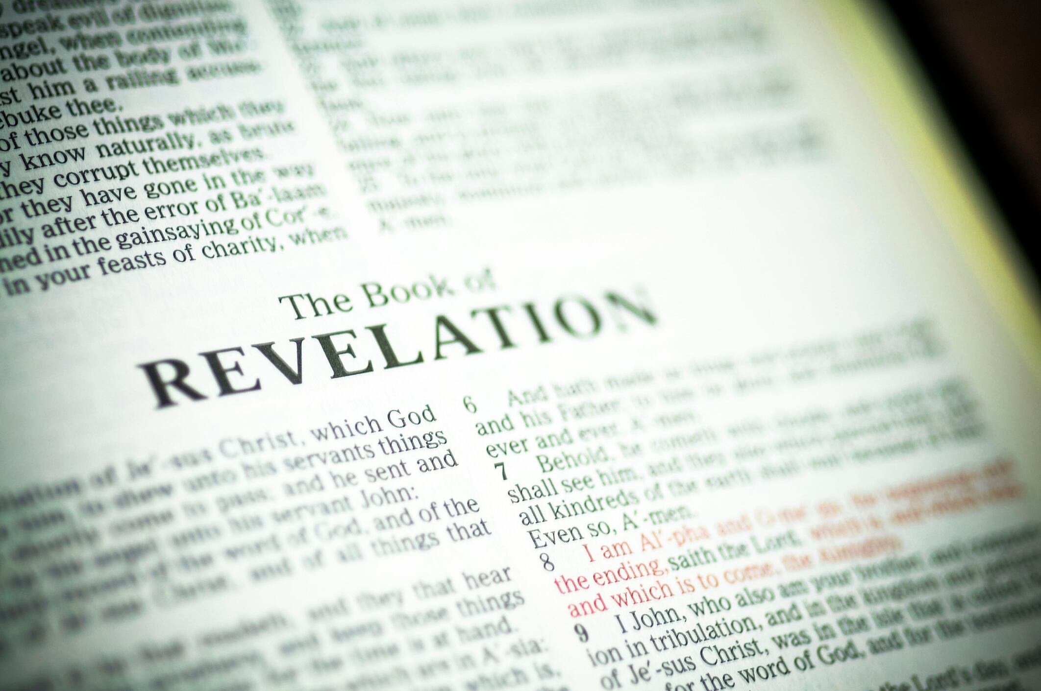 Libro de la revelación de la Biblia o el Apocalipsis / Getty Images