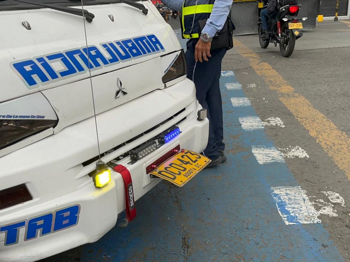Con placa alterada y sin licencia, conductor de ambulancia fue sorprendido en Cali