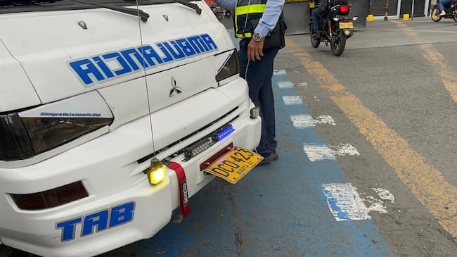 El conductor de la ambulancia no contaba con la licencia exigida para operar este tipo de vehículos. Foto: Secretaría de Movilidad de Cali.