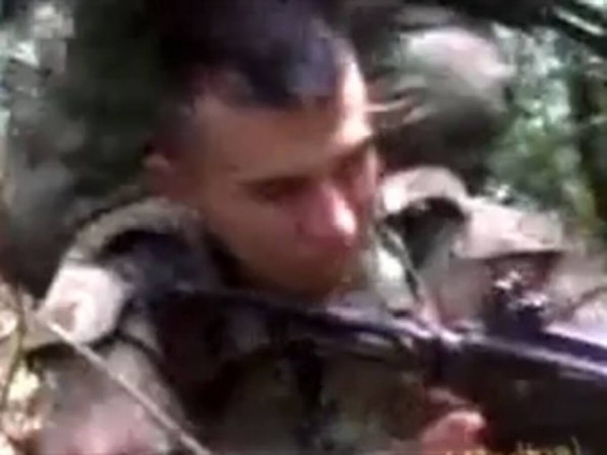 Escándalo por video de soldados que hacen polígono con un perro
