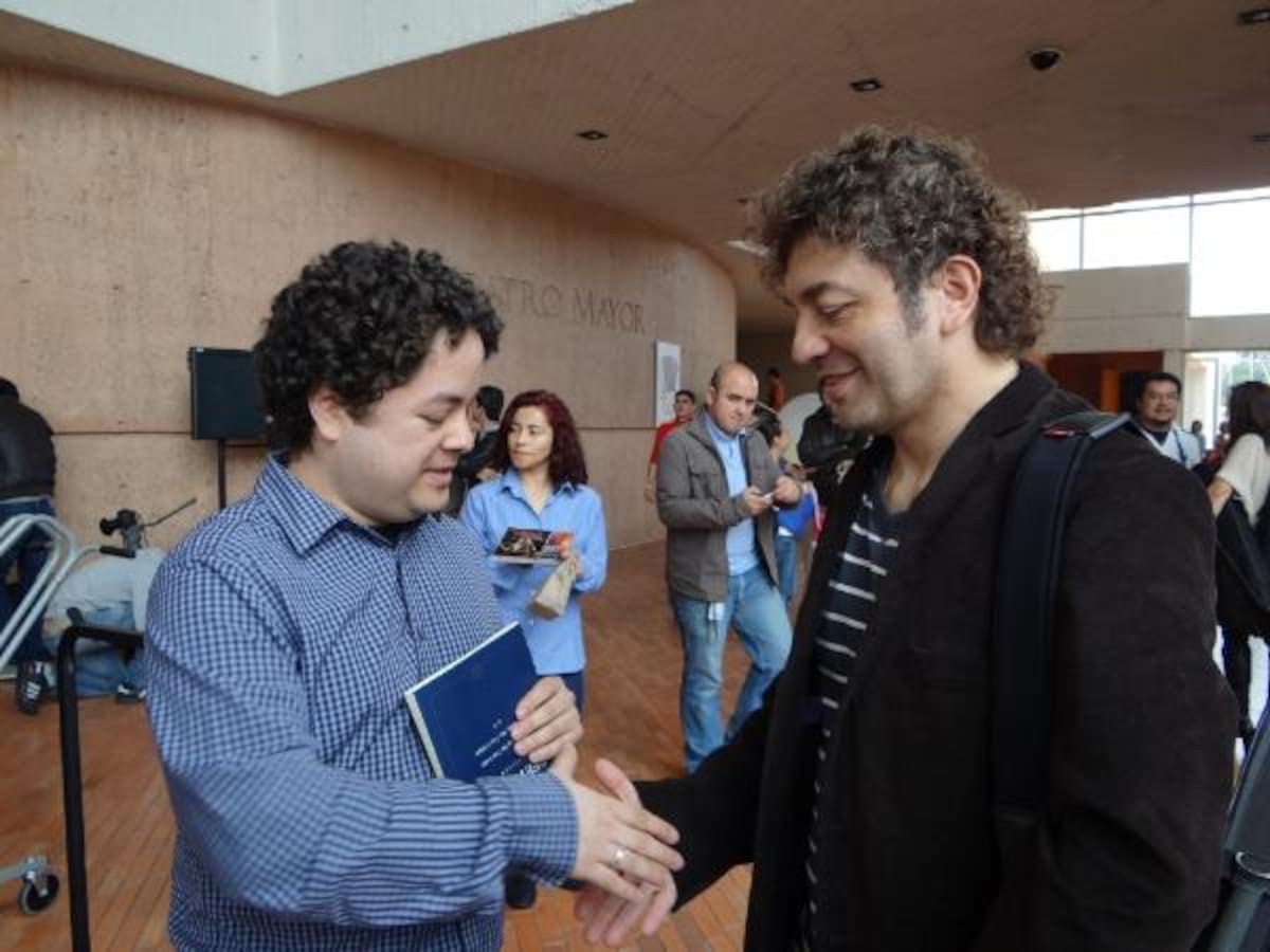 Luis Martin Niño, concertino principal y el director de la Orquesta Filarmonica de Bogotá, Juan Sebastian Acosta finalizando el encuentro.