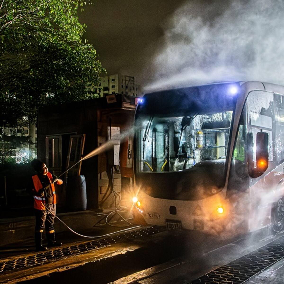 Más de 60 personas trabajan durante la noche para alistar buses de Transcaribe