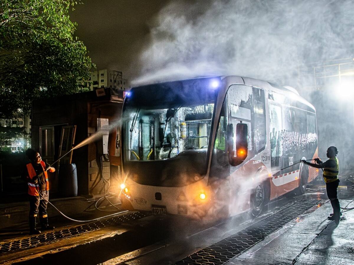Más de 60 personas trabajan durante la noche para alistar buses de Transcaribe