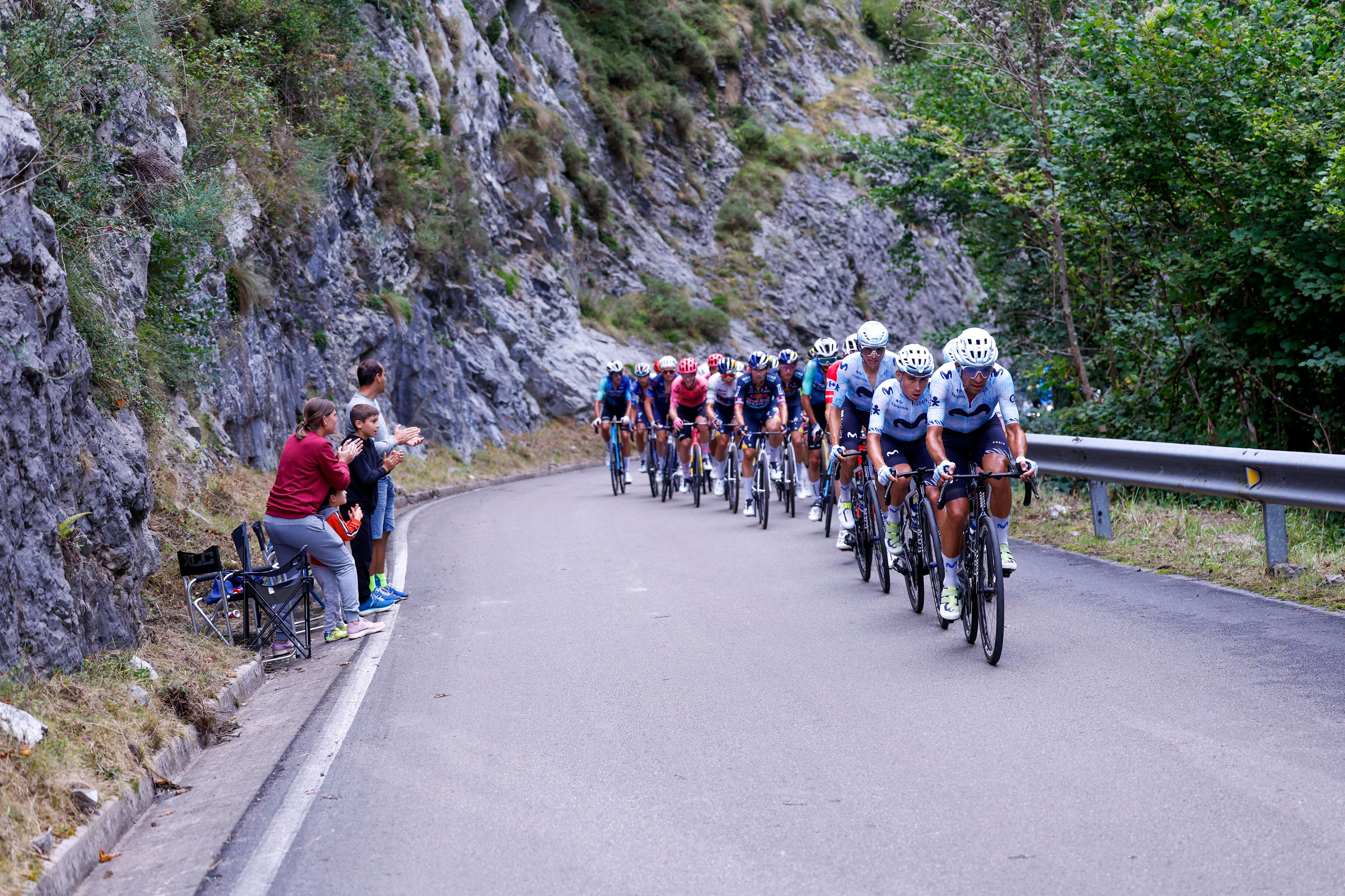 LAGOS DE COVADONGA (ASTURIAS),, 03/09/2024.- Los integrantes del pelotón durante la decimosexta etapa de la Vuelta ciclista a España disputada este martes entre Luanco y Lagos de Covadonga, con 181 kilómetros de recorrido. EFE/Javier Lizón