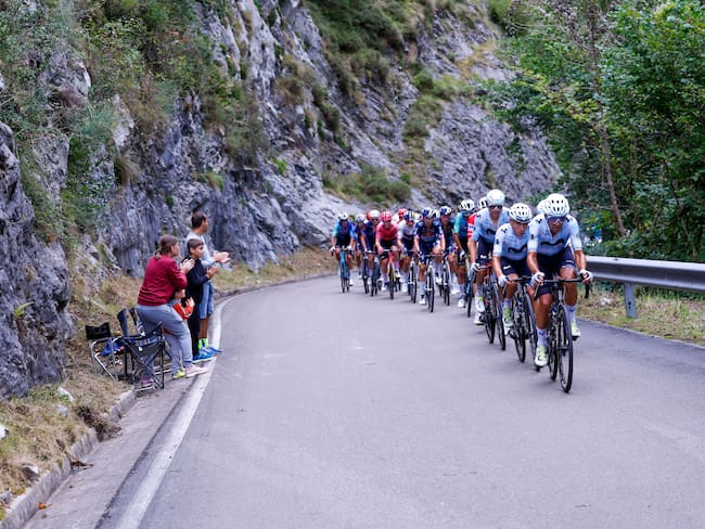 LAGOS DE COVADONGA (ASTURIAS),, 03/09/2024.- Los integrantes del pelotón durante la decimosexta etapa de la Vuelta ciclista a España disputada este martes entre Luanco y Lagos de Covadonga, con 181 kilómetros de recorrido. EFE/Javier Lizón