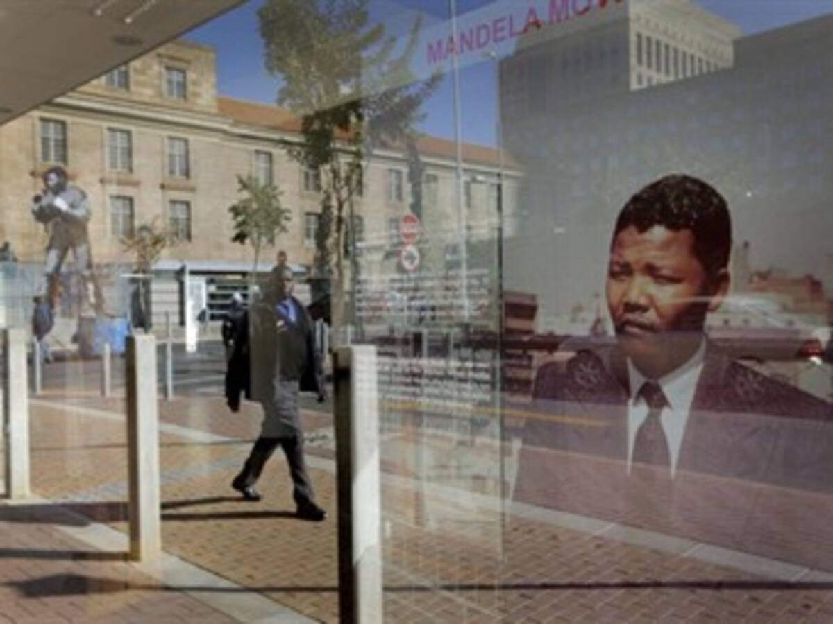 Mandela sigue hospitalizado en estado "grave pero estable"