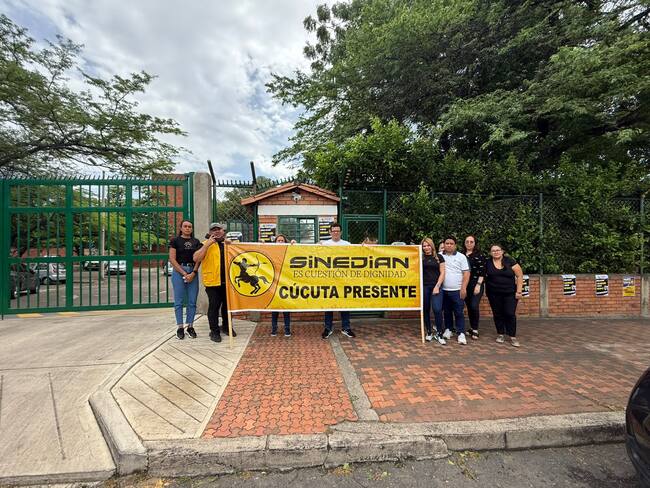 Trabajadores de la Dian protestaron por masacre laboral. / Foto: Caracol Radio.