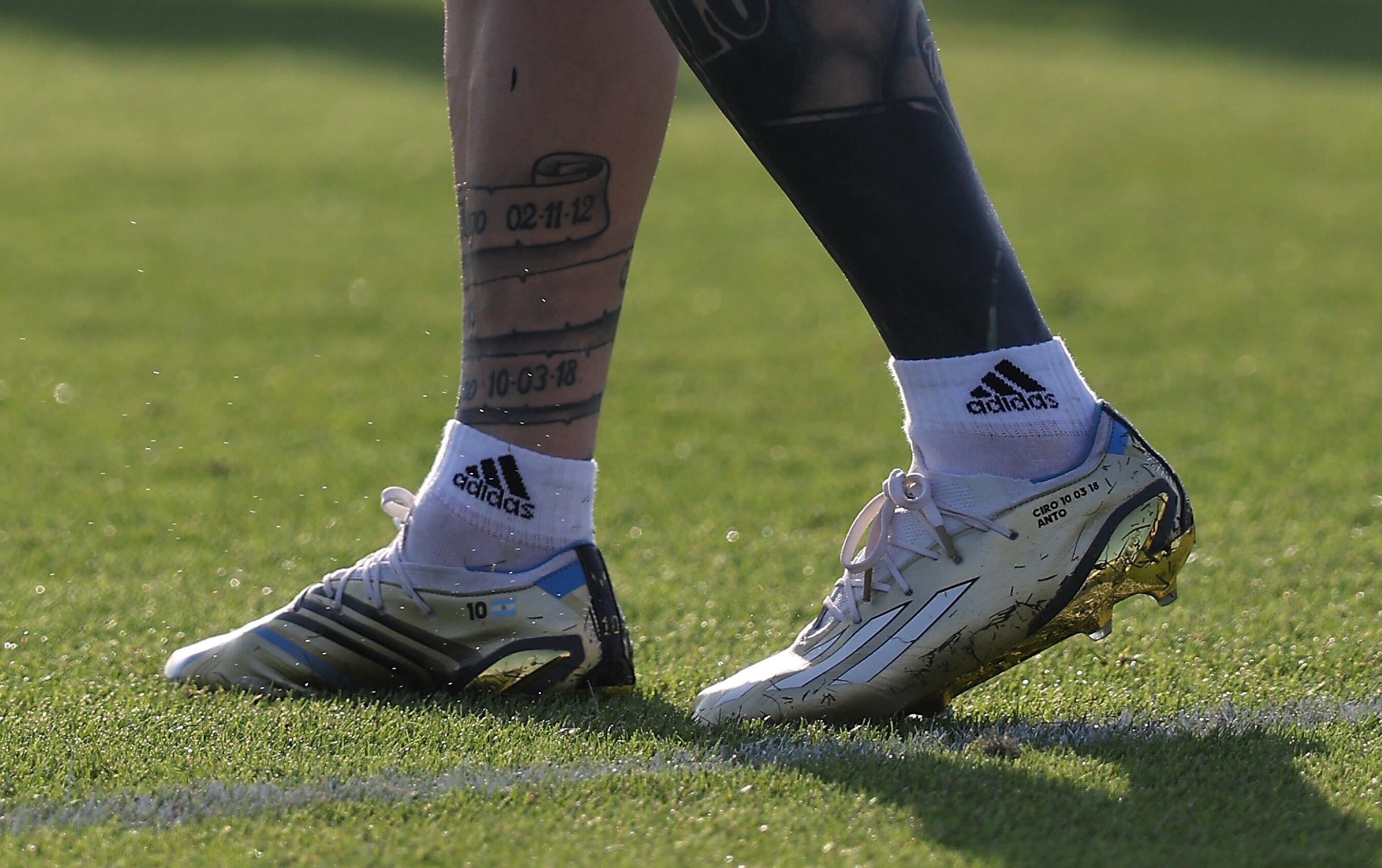 Preocupación por el tobillo derecho de Lionel Messi. (Photo by Christopher Lee/Getty Images)