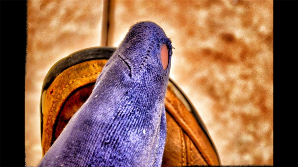 Alfredo Leiva  nos envió una imagen para la propuesta “Intenso”. “Mientras tomaba fotografías del viacrucis en Charo, Michoacán,  México, a este niño parecía no importarle la cámara, pero sí miraba el evento con mucha atención y concentración”.