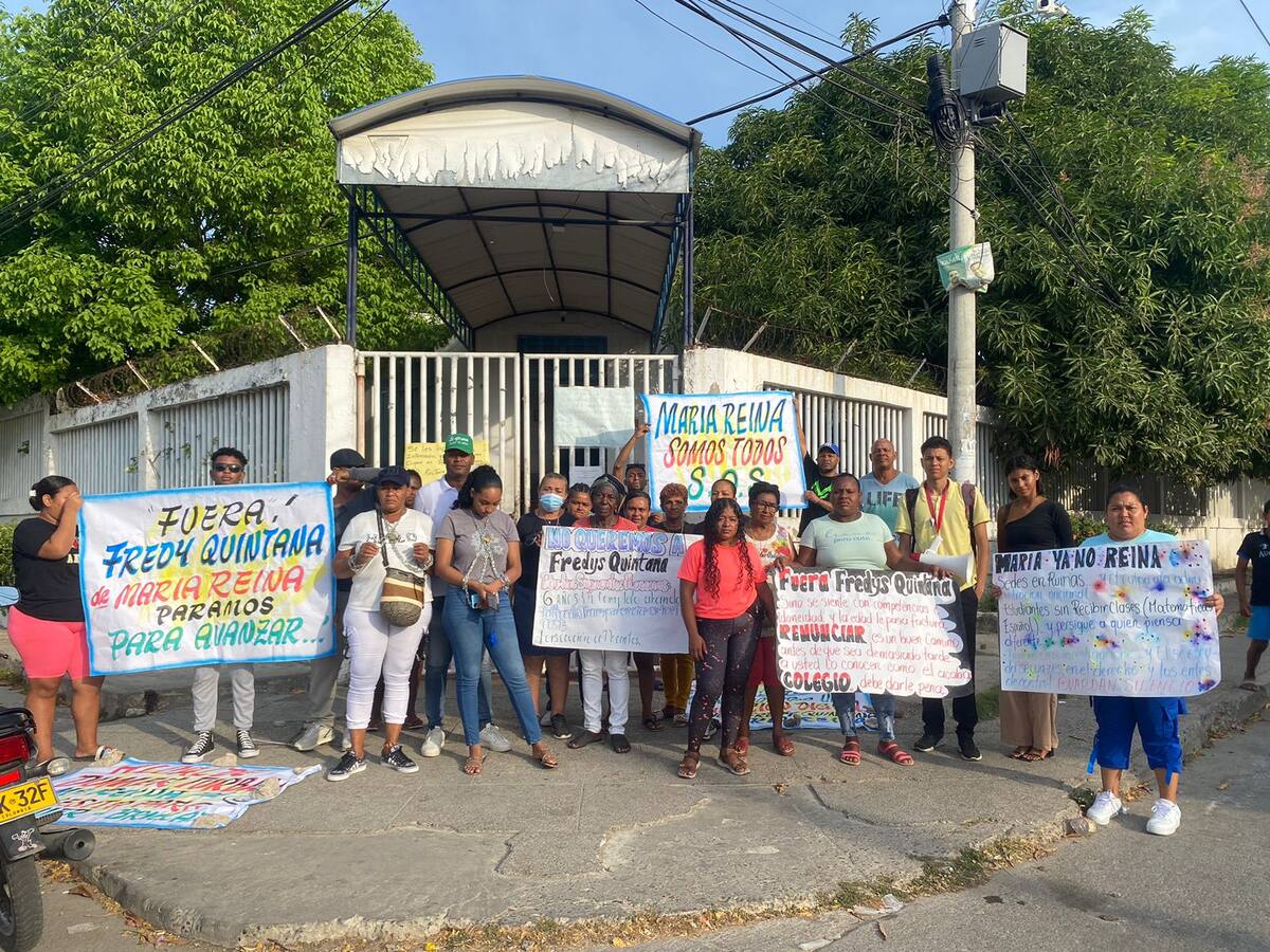 Protestan contra rector de la I.E. María Reina por presunta mala administración