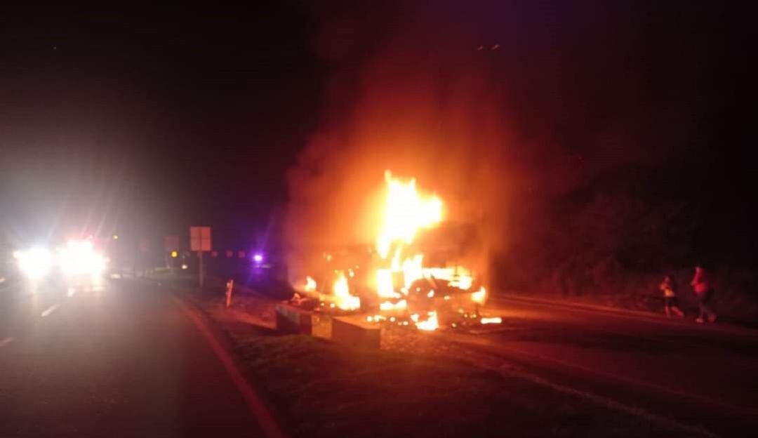 Investigan incineración de un bus de servicio intermunicipal