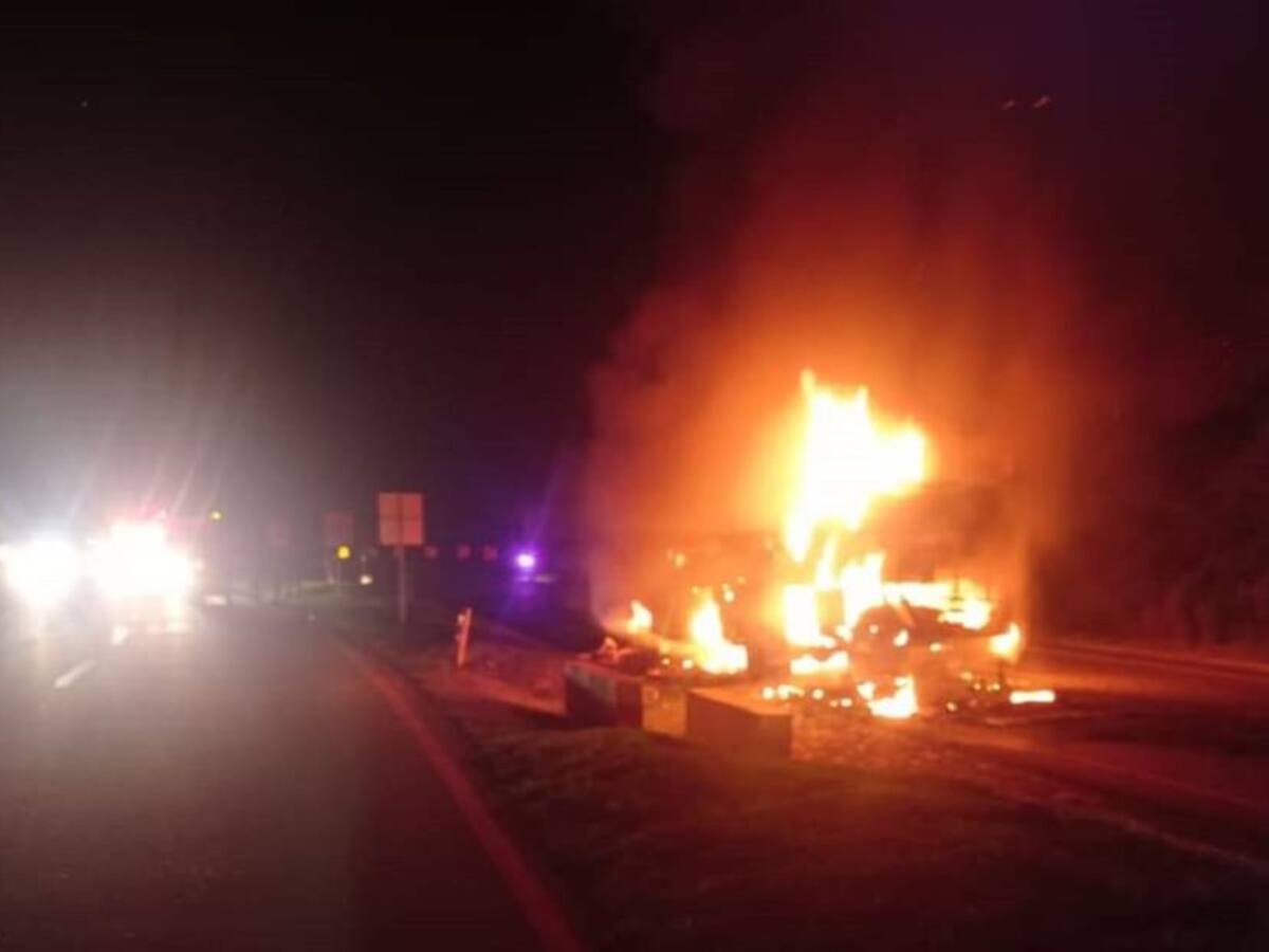 Investigan incineración de un bus de servicio intermunicipal