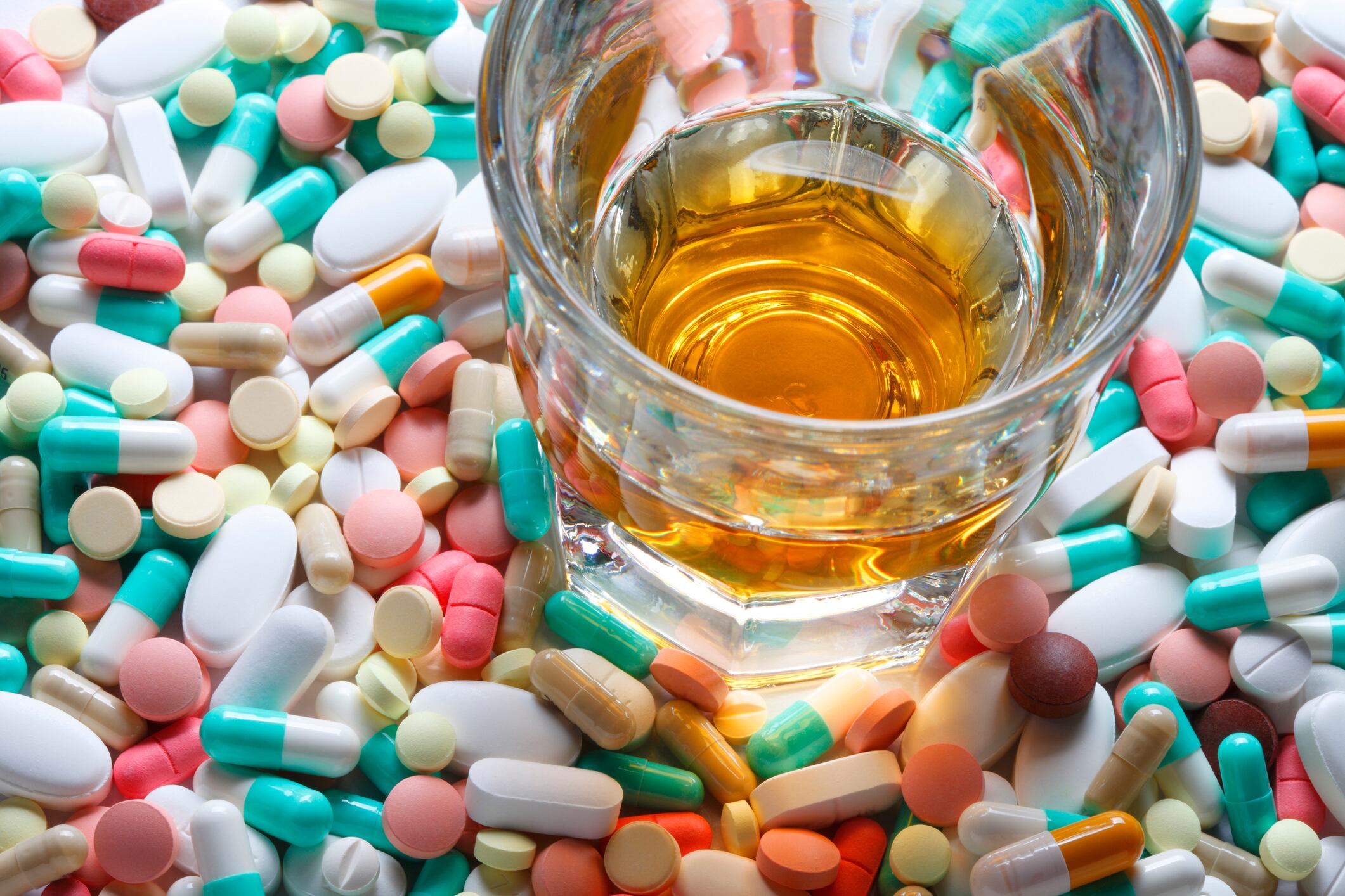 Alcohol y medicinas - Getty Images