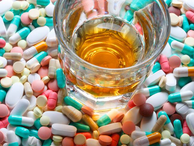 Alcohol y medicinas - Getty Images