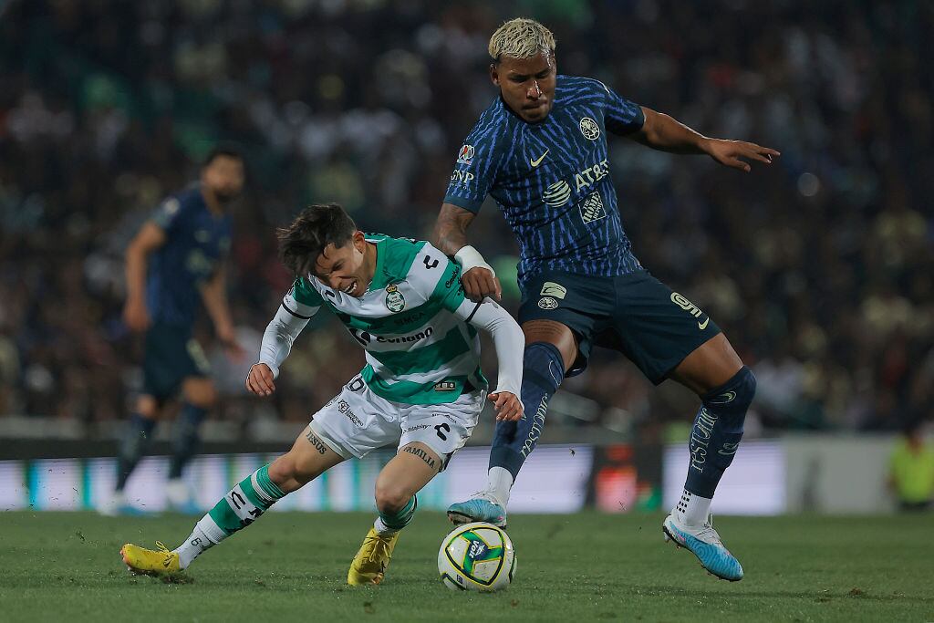 Roger Martínez del América en un duelo con Aldo López de Santos Laguna (Photo by Manuel Guadarrama/Getty Images)