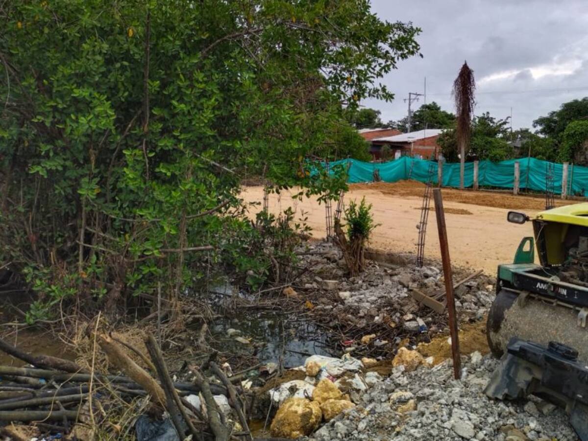 Advierten retrasos en reconstrucción de una cancha en Olaya