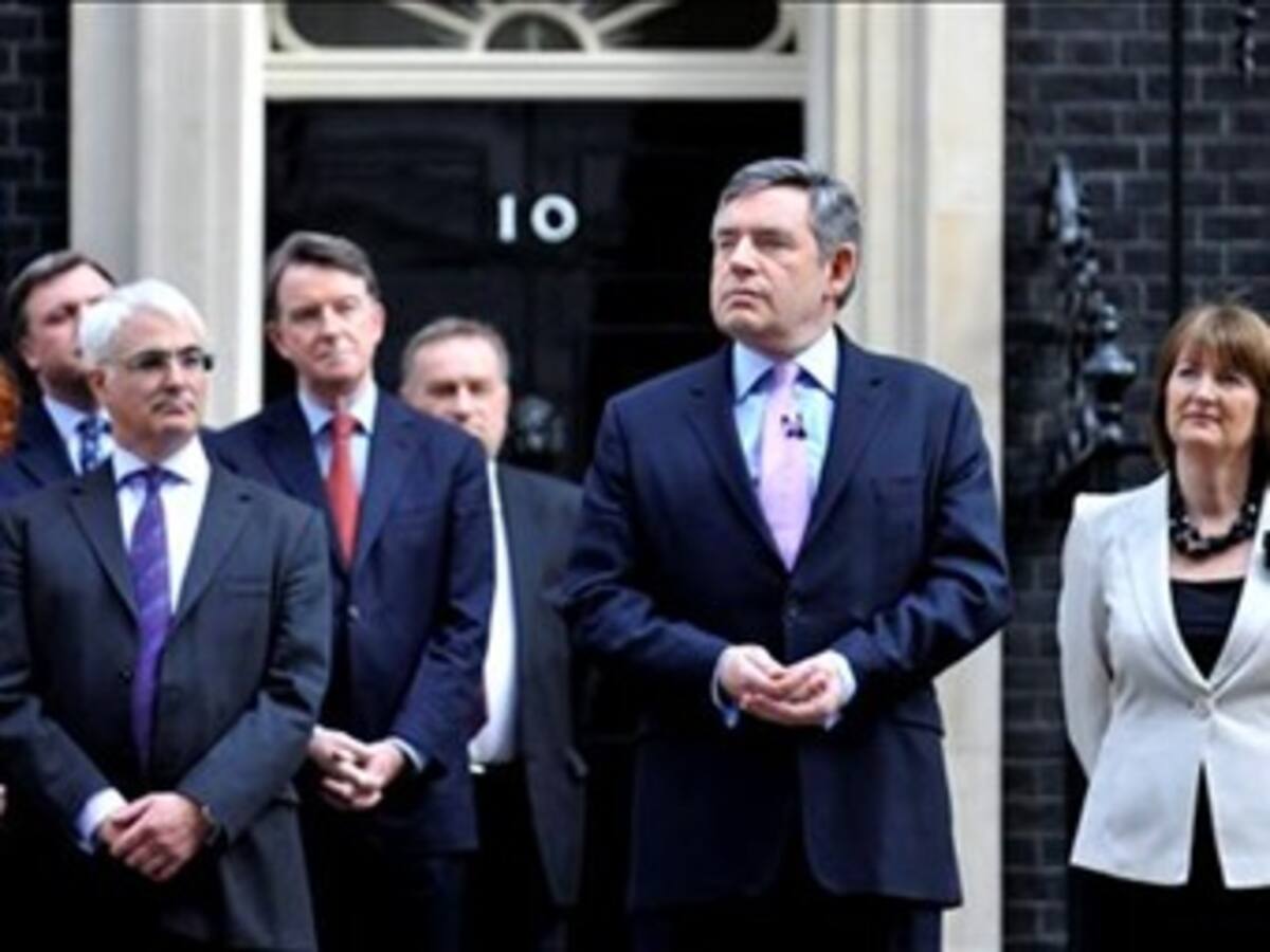 La reina de Inglaterra disuelve el parlamento inglés y convoca elecciones
