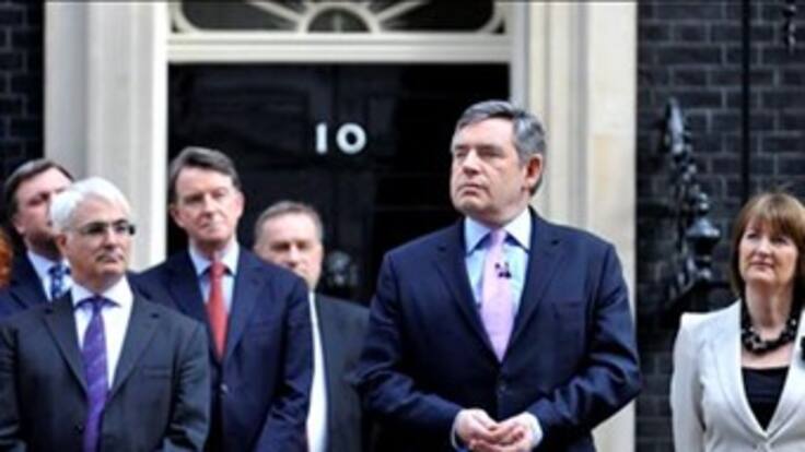 La reina de Inglaterra disuelve el parlamento inglés y convoca elecciones