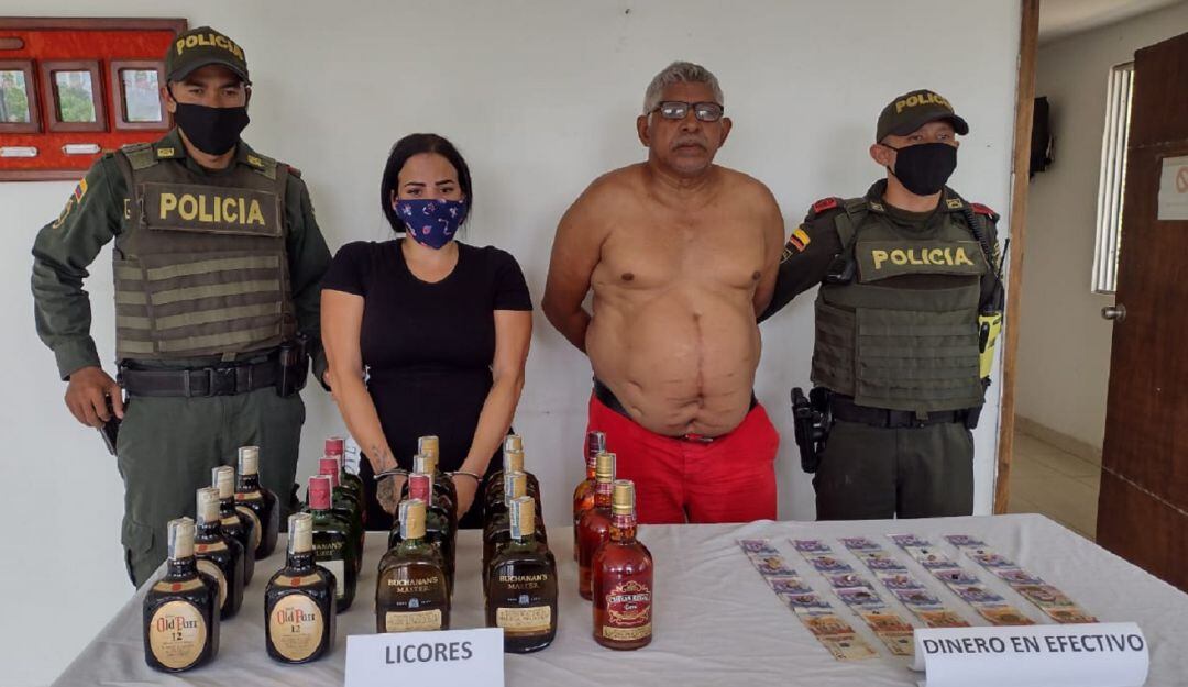 Los dos capturados de nacionalidad venezolana fueron hallados con un millón de pesos en efectivo y cuatro millones en licor