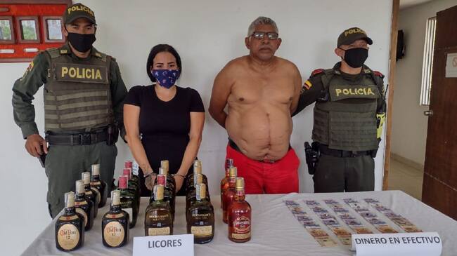 Los dos capturados de nacionalidad venezolana fueron hallados con un millón de pesos en efectivo y cuatro millones en licor