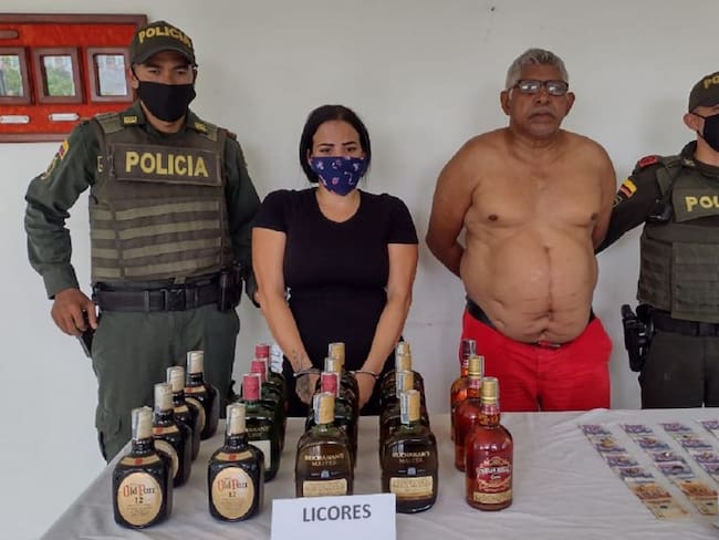 Los dos capturados de nacionalidad venezolana fueron hallados con un millón de pesos en efectivo y cuatro millones en licor