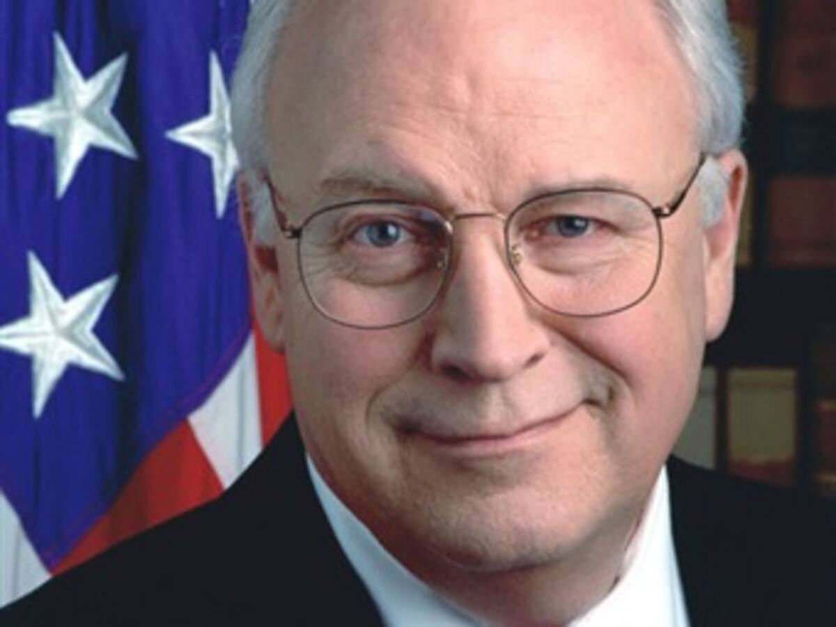 Dick Cheney critica saludo entre Obama y Chávez