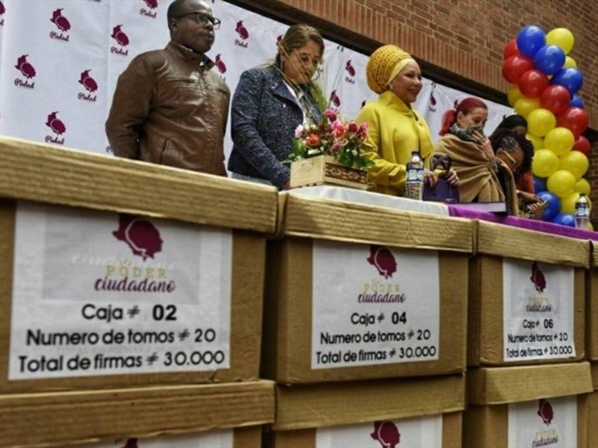 Piedad Córdoba entrega un millón y medio de firmas para su candidatura presidencial