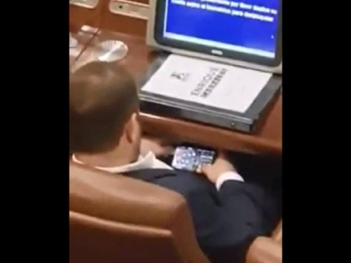 Congresista se pone a jugar en el celular durante plenaria