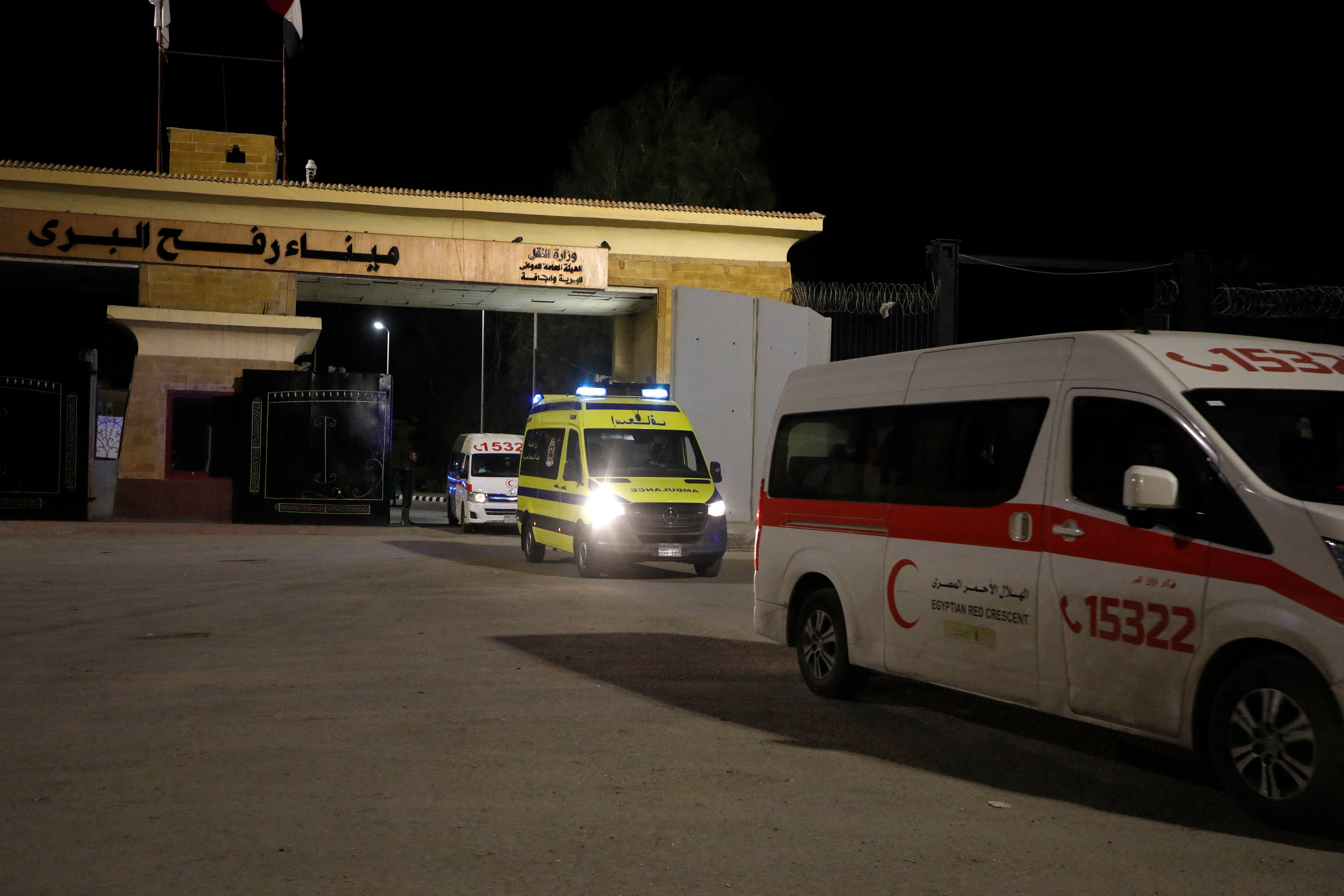 Tras el inicio de la tregua entre Hamás e Israel y la apertura del paso Rafah, los palestinos pueden cruzar a Egipto para recibir ayuda médica.
(Foto: KEROLOS SALAH/AFP via Getty Images)