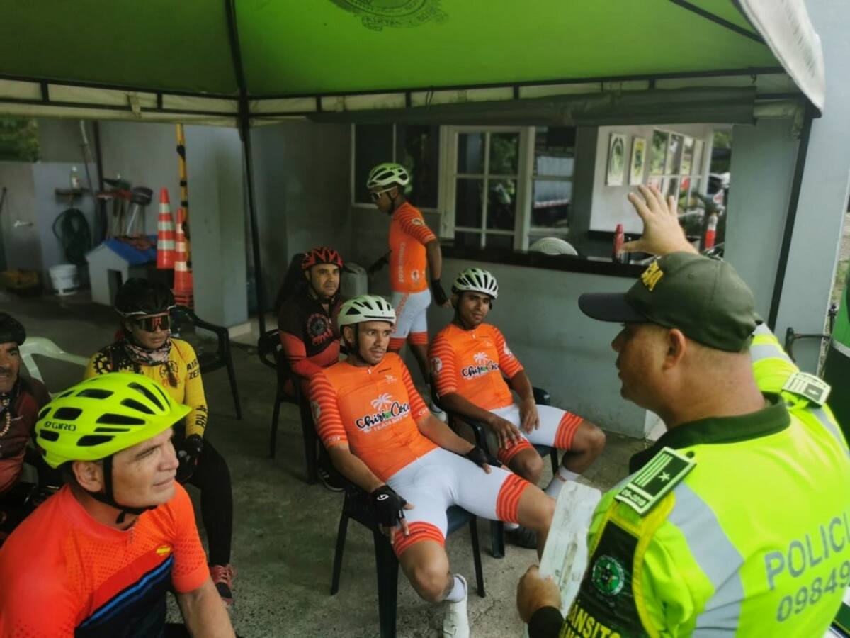 Policía hace acompañamiento a ciclistas para prevenir accidentes en Bolívar