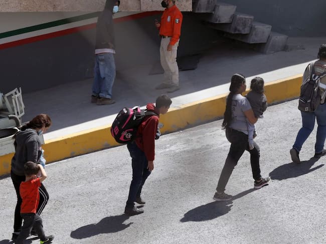 Migrantes caminan hacia la frontera entre México y Estados Unidos 