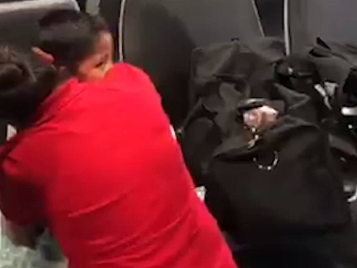 Emocionante reencuentro entre madre inmigrante y su hijo en EE.UU.