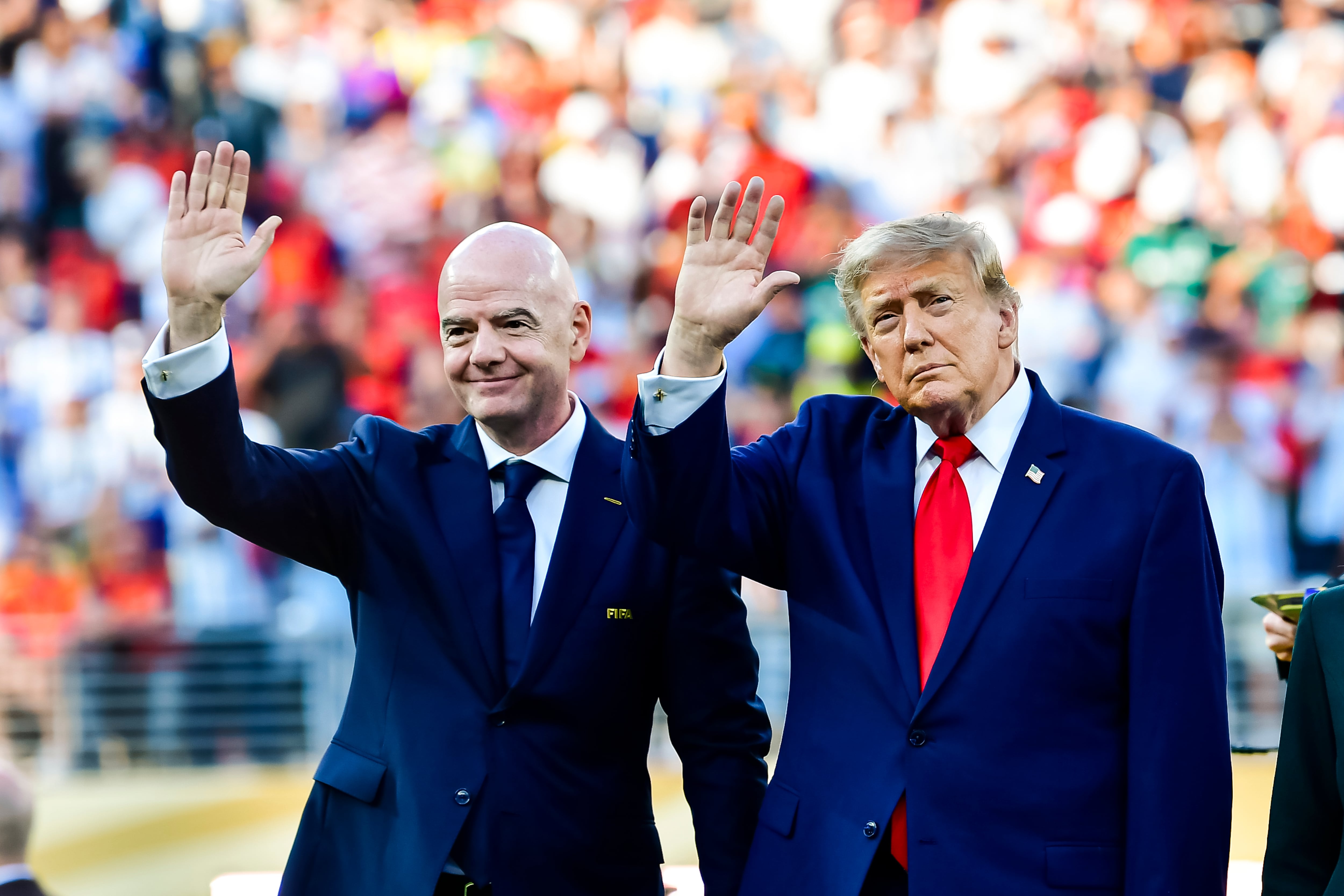 El presidente de la FIFA, Gianni Infantino, y el presidente de los Estados Unidos, Donald Trump, saludan a los aficionados durante la ceremonia de premiación tras la final de la Copa Mundial de la FIFA 2026. (Photo by Eduardo Carmim/Eurasia Sport Images/Getty Images)