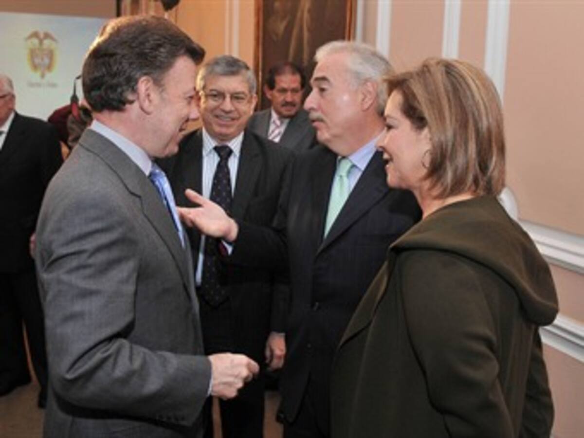 Santos pide a expresidentes deponer los odios y rencores