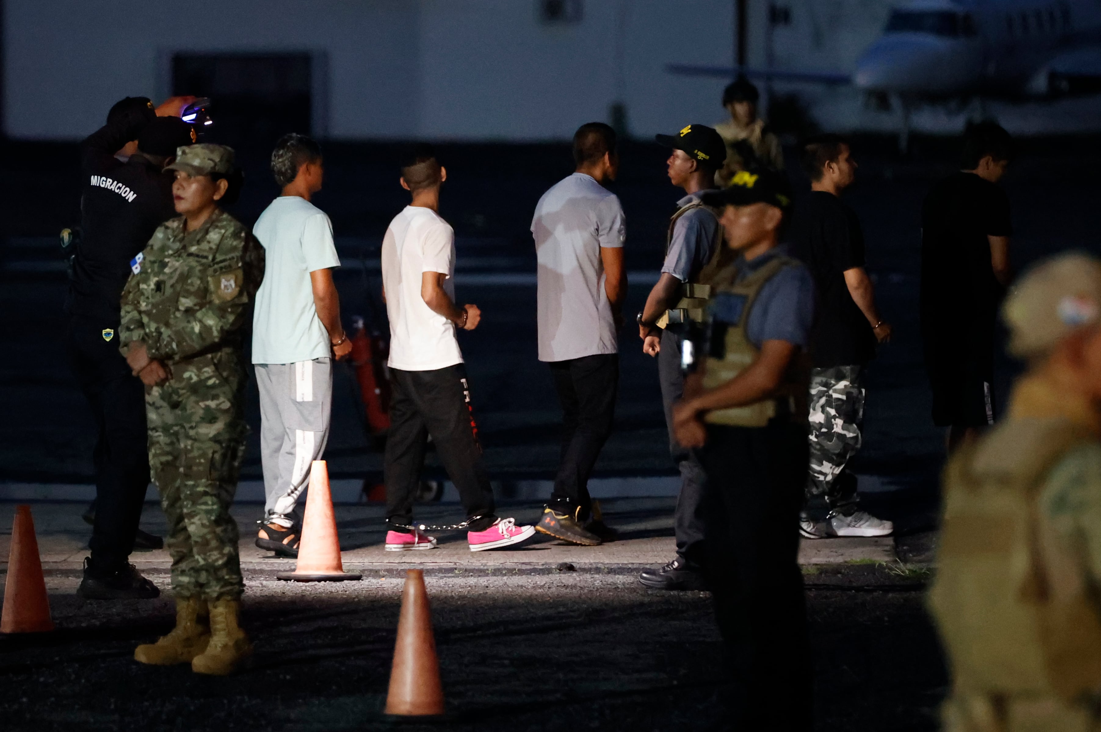 Migrantes caminan en fila antes de ser deportados a Colombia este martes, en el aeropuerto Marcos A. Gelabert en Ciudad de Panamá (Panamá)..
EFE/ Bienvenido Velasco