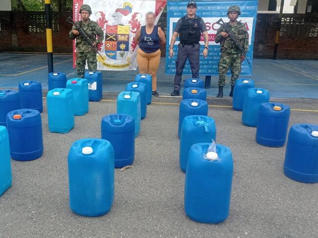 Se logró el decomiso de 23 canecas que sumaron un total de 161 galones de la sustancia ilícita.