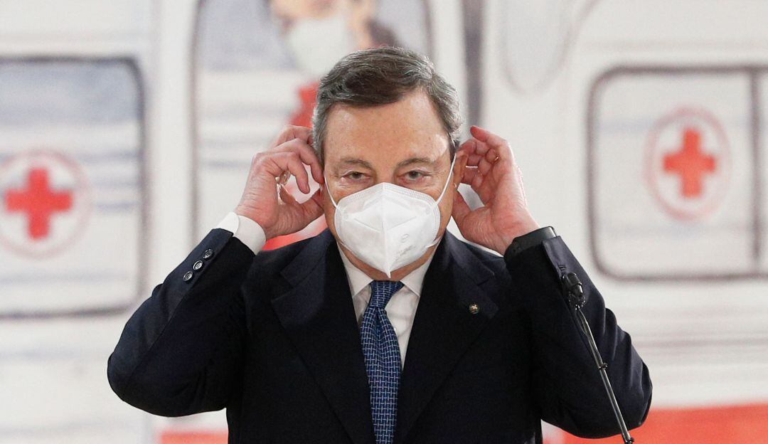 El primer ministro italiano, Mario Draghi, durante su visita a un nuevo centro de vacunación en Roma. 