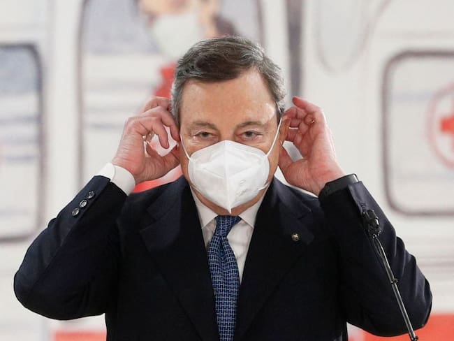 El primer ministro italiano, Mario Draghi, durante su visita a un nuevo centro de vacunación en Roma. 