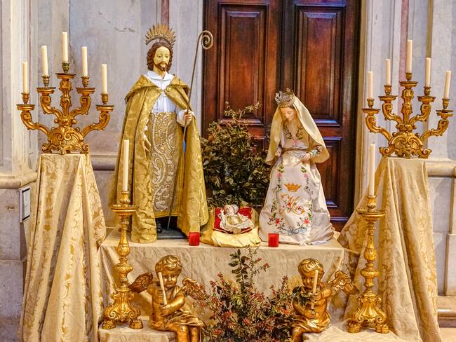 Imagen de referencia de un altar con la Virgen María, José y Jesús (Fotos vía GettyImages)