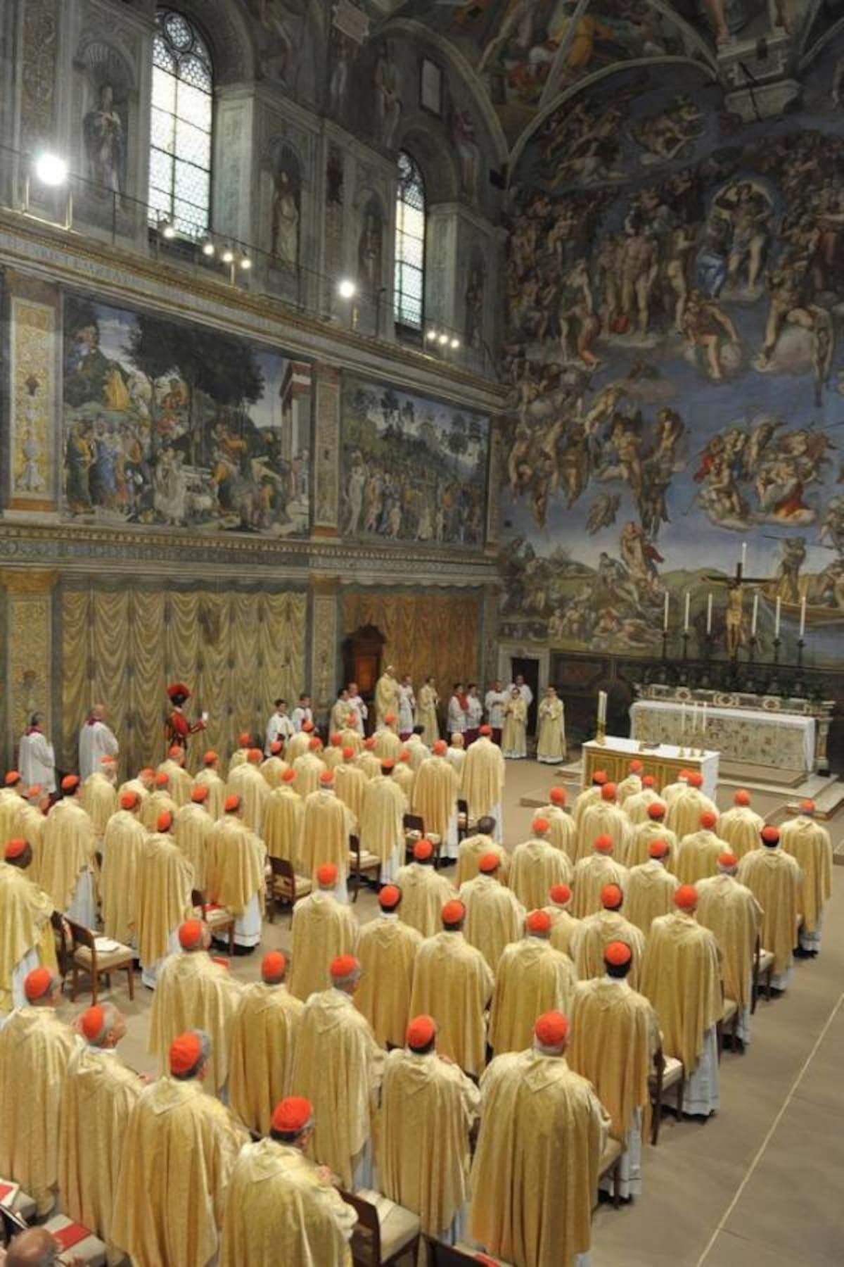 El 14 de marzo, un día después de ser elegido, dio su primera misa como pontífice en la Capilla Sixtina. Lo hizo alternando latín e italiano sin la ayuda de escritos. Foto: Agencia Efe.