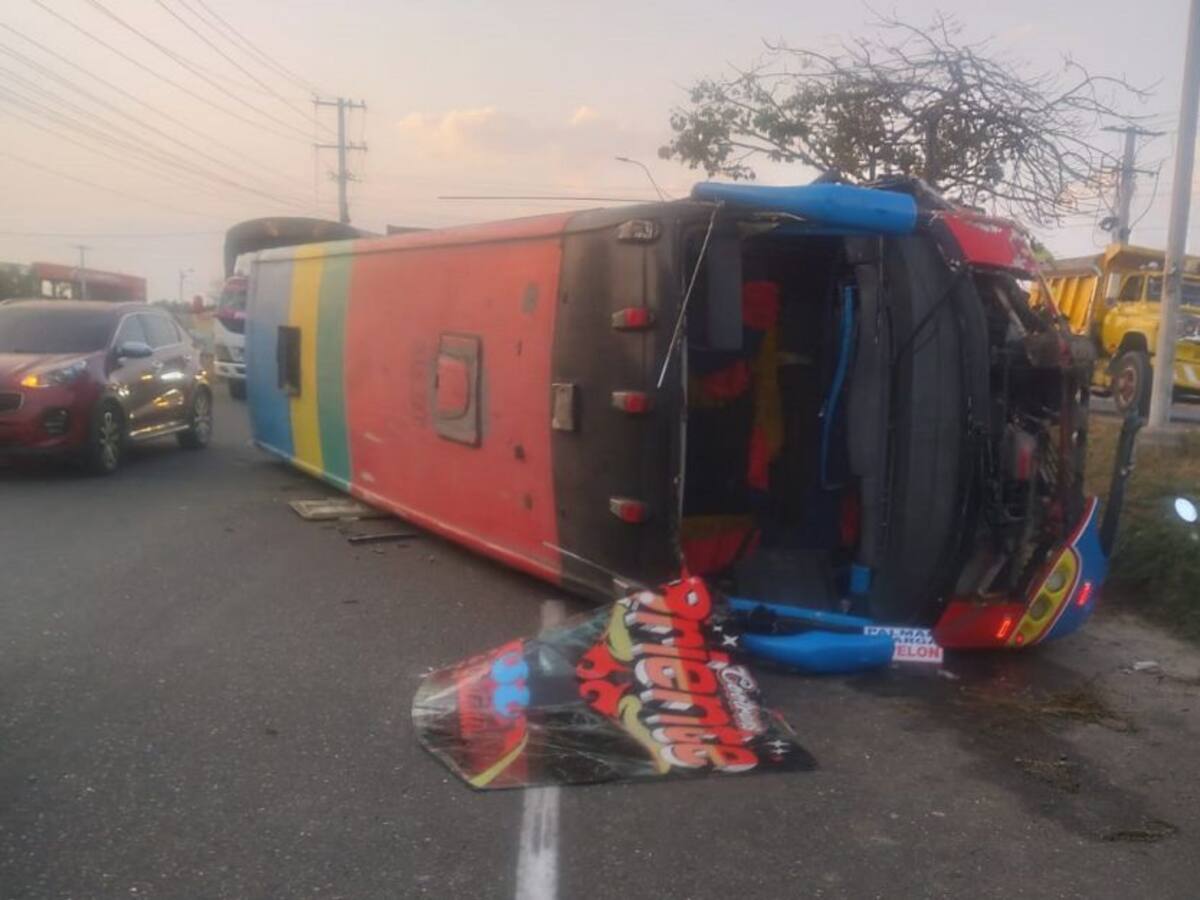 Bus se volcó en la Vía Oriental del Atlántico