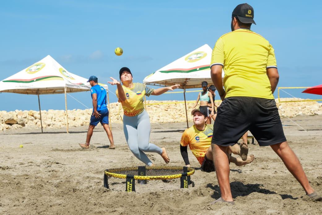 El roundnet se pega en Cartagena: extraño, pero, entretenido juego frente al mar