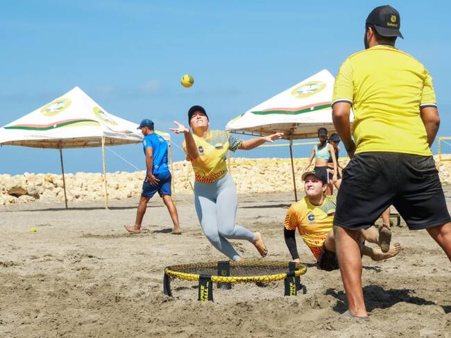 El roundnet se pega en Cartagena: extraño, pero, entretenido juego frente al mar