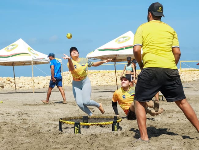 El roundnet se pega en Cartagena: extraño, pero, entretenido juego frente al mar