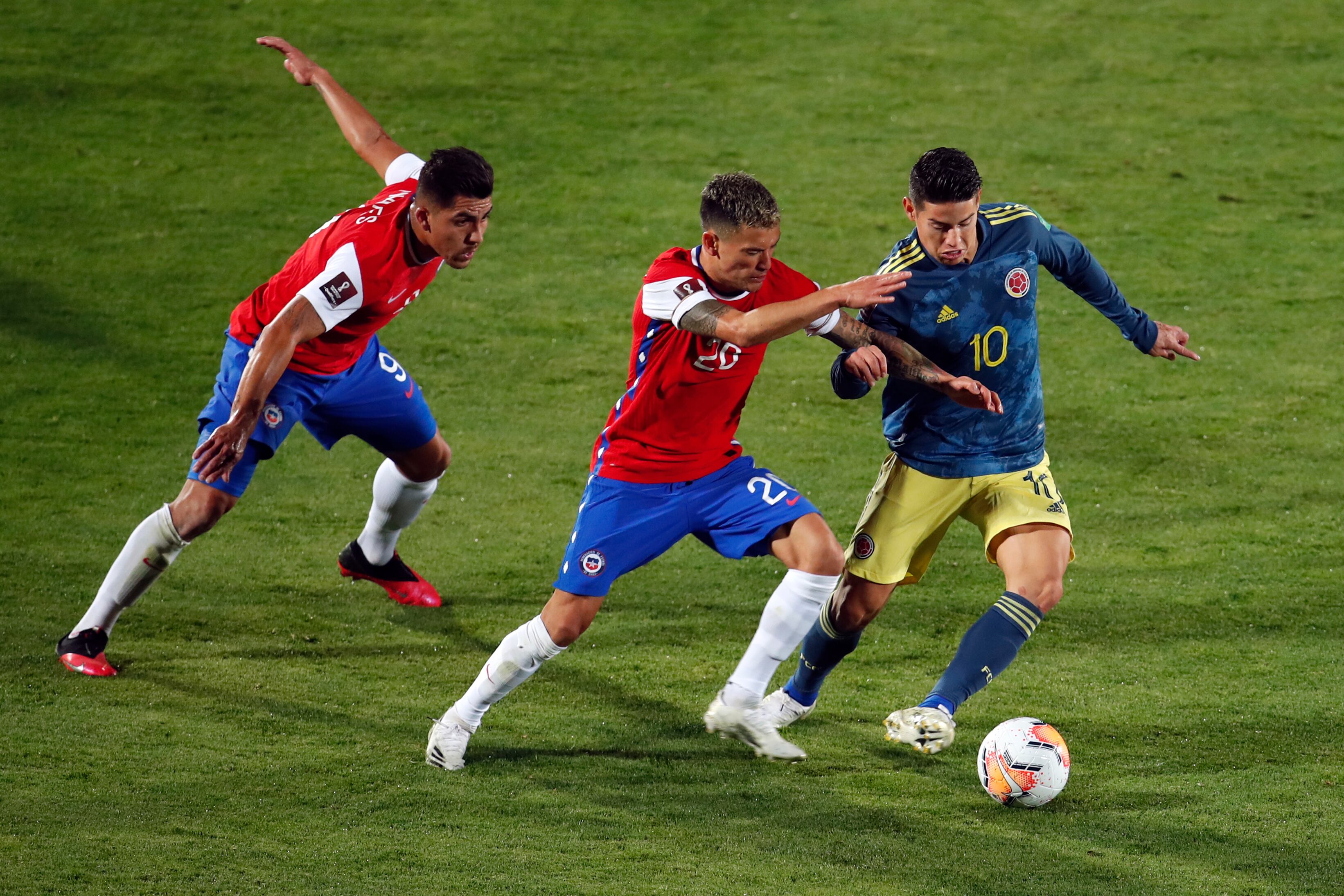 James Rodríguez disputando un balón con Charles Aránguiz en el último duelo entre Chile y Colombia en Santiago. (Photo by Alberto Valdes-Pool/Getty Images)