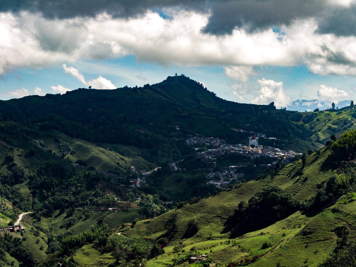 Un transporte rural donde viajaban integrantes de una escuela se accidentó en Neira
