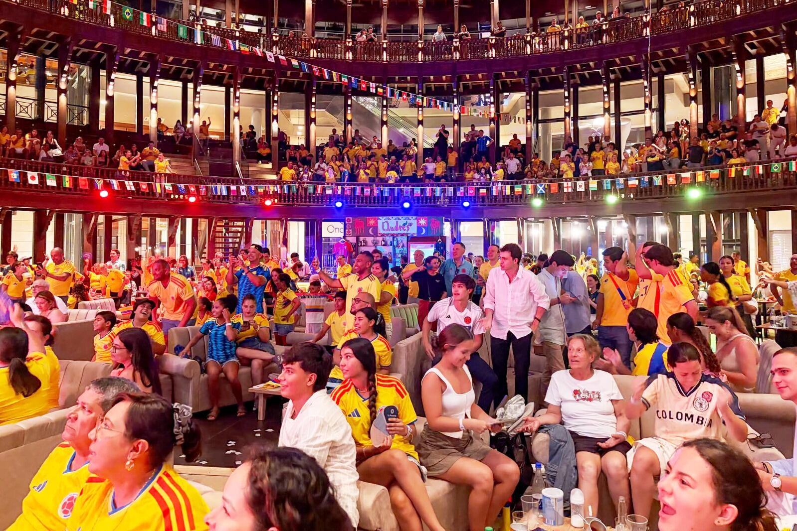 Con las pantallas gigantes de SuperGiros y BetPlay se vivió en grande el partido de la Selección Colombia