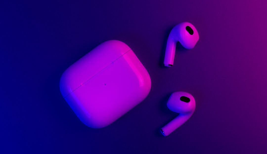 Apple recibe demanda por daños en los oídos de un menor que usaba AirPods
