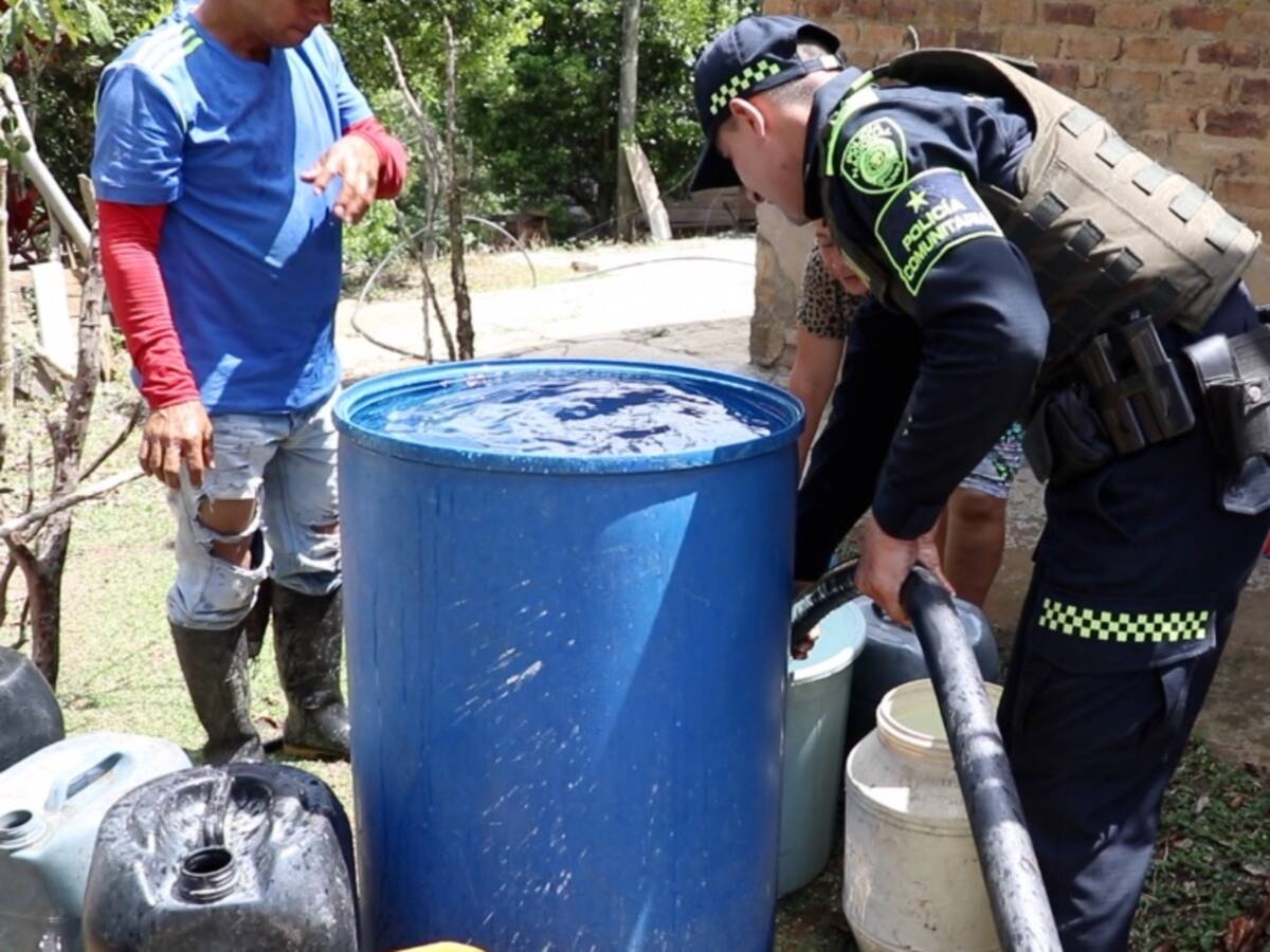 Por sequía Policía abastece de agua a Los Santos y San Benito, en Santander
