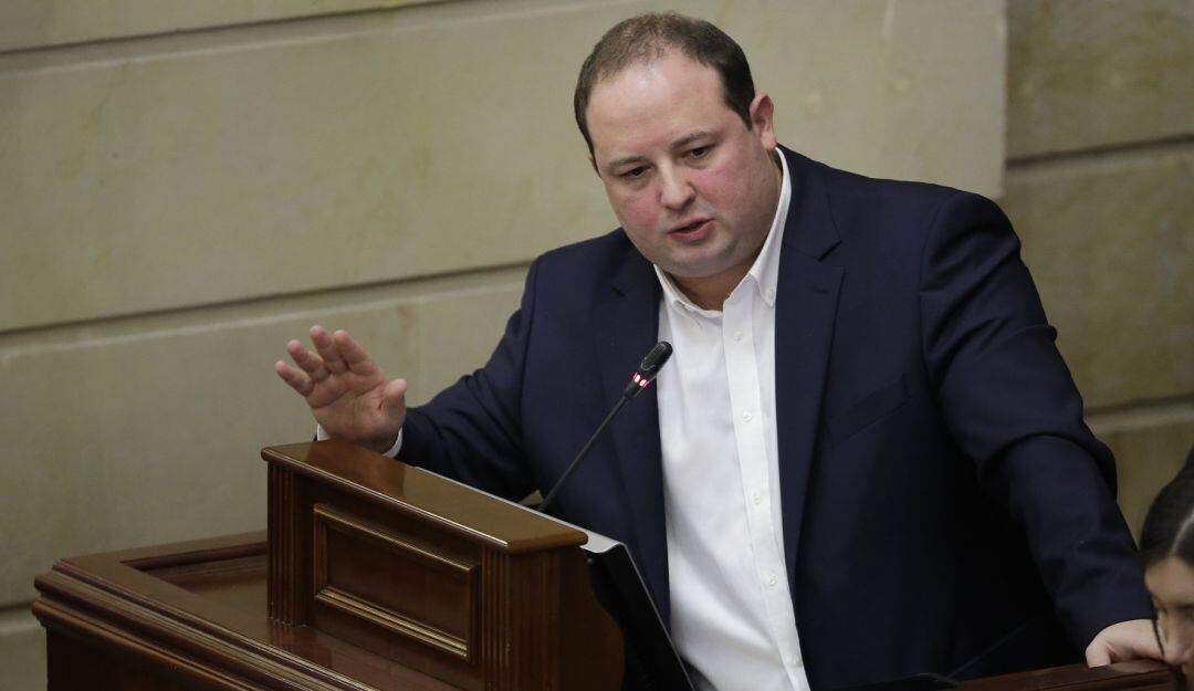 El congresista propuso que el monto mínimo que se le paga a los adultos mayores supere la línea de pobreza extrema, es decir más de 145 mil pesos